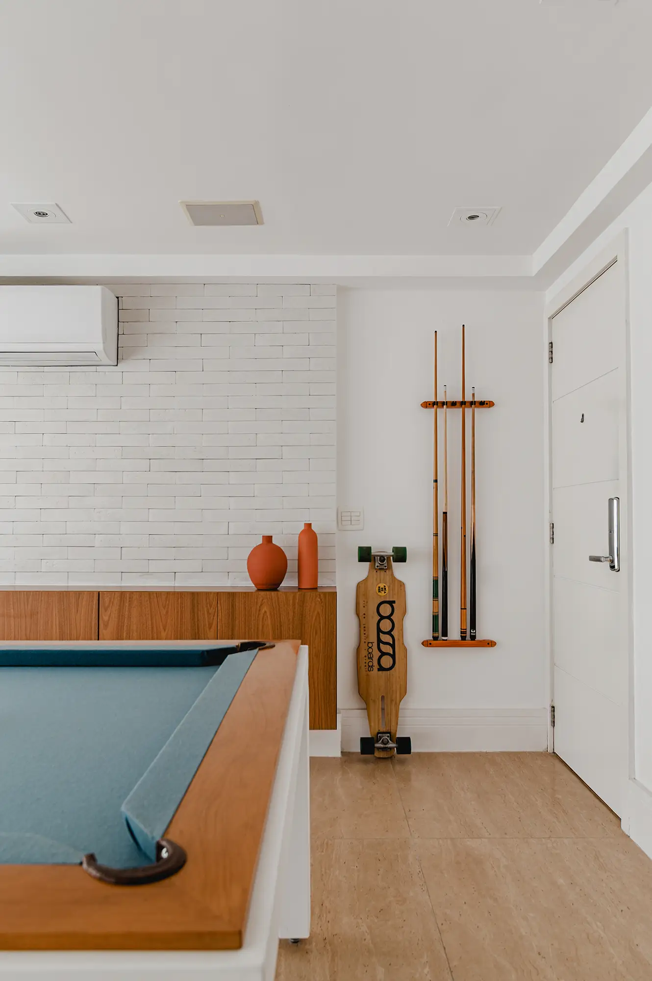 Interior de escritório de arquitetura organizado, com mesa de trabalho e materiais de projeto